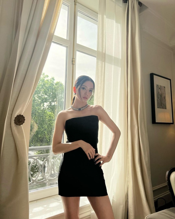 Potret Jisoo BLACKPINK di Event Cartier, Tampil Menawan Pakai Mini Dress dengan Punggung Terbuka
