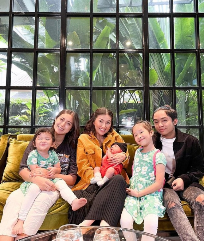 Potret Sarwendah Main ke Rumah Jessica Iskandar, Gaya Thania dan Thalia Onsu Saat Gendong Baby Don Curi Perhatian