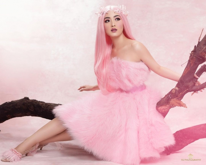 10 Potret Artis Indonesia Tampil Memesona Bak Princess dengan Gaun Pink, Siapa Favoritmu?