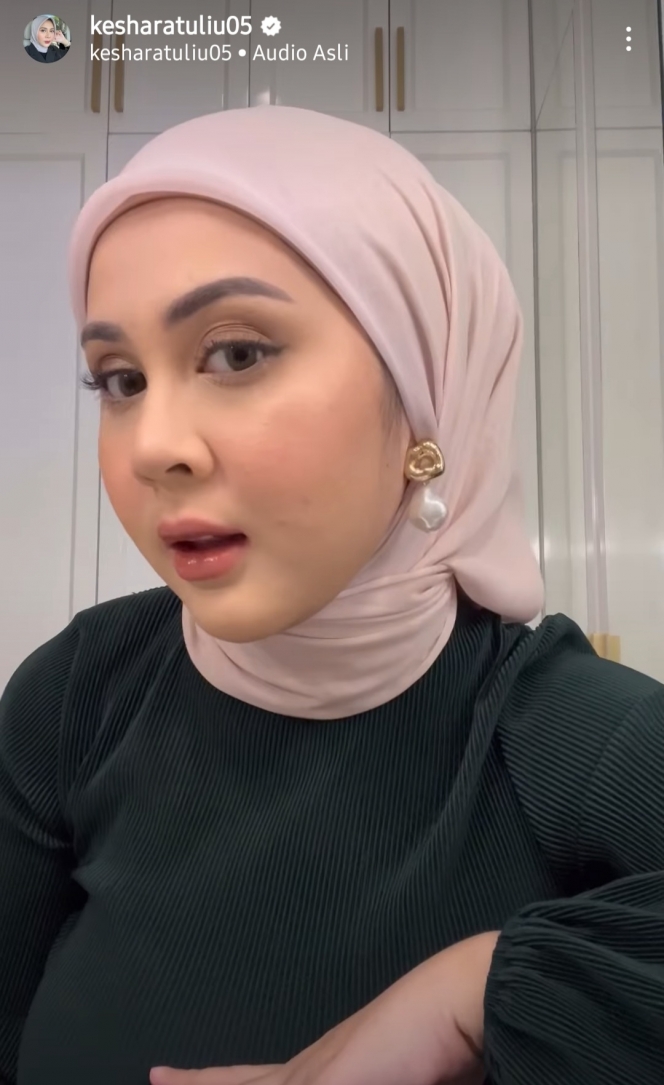 5 Selebriti dengan Gaya Hijab yang Tuai Cibiran Warganet, Mulai Kelihatan Rambut sampai Leher