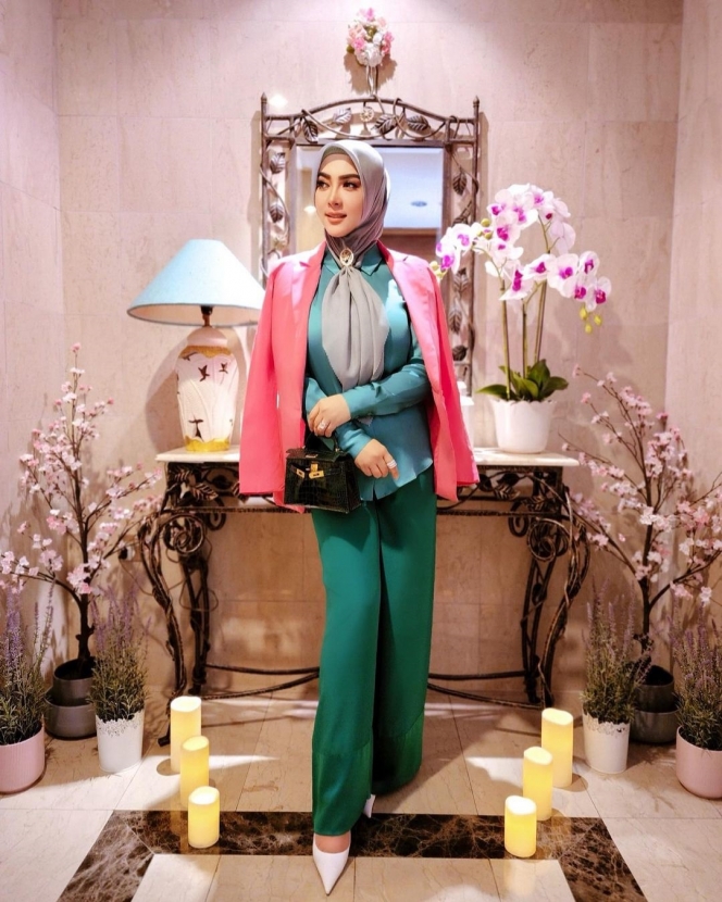 Intip Fashion Style Syahrini yang Sering Tabrak Warna, Colorful Banget Tapi Nggak Keliatan Norak