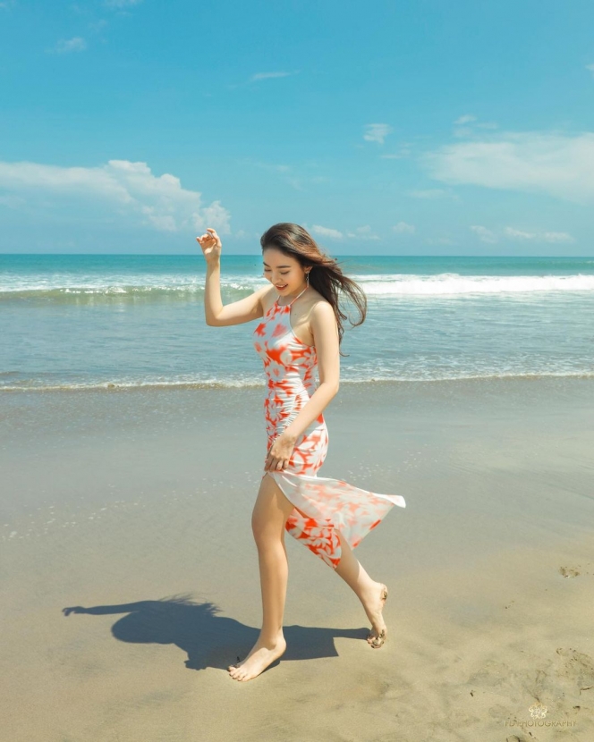 10 Gaya Natasha Wilona Saat Main ke Pantai, Pakai Dress Anggun sampai Crop Top Pamer Perut!