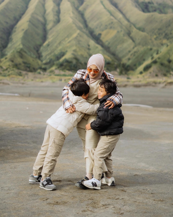 Single Mom Bahagia, Ini 10 Potret Keseruan Ririe Fairus Ajak Dua Anaknya Liburan ke Bromo