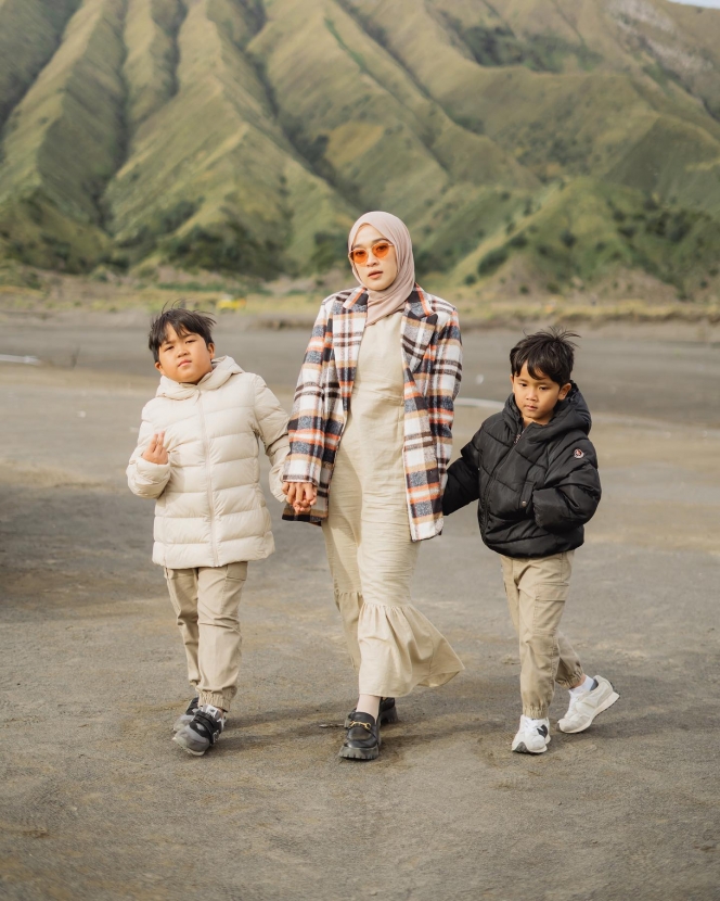 Single Mom Bahagia, Ini 10 Potret Keseruan Ririe Fairus Ajak Dua Anaknya Liburan ke Bromo
