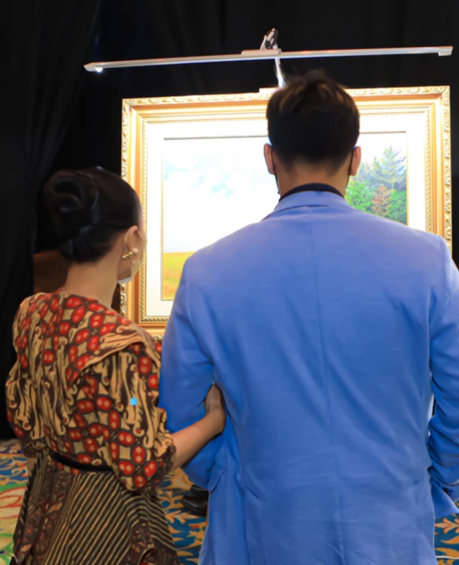 Gandeng Lelaki Gagah, Berikut Ini 6 Potret Yuni Shara Hadiri Pameran Lukisan SBY