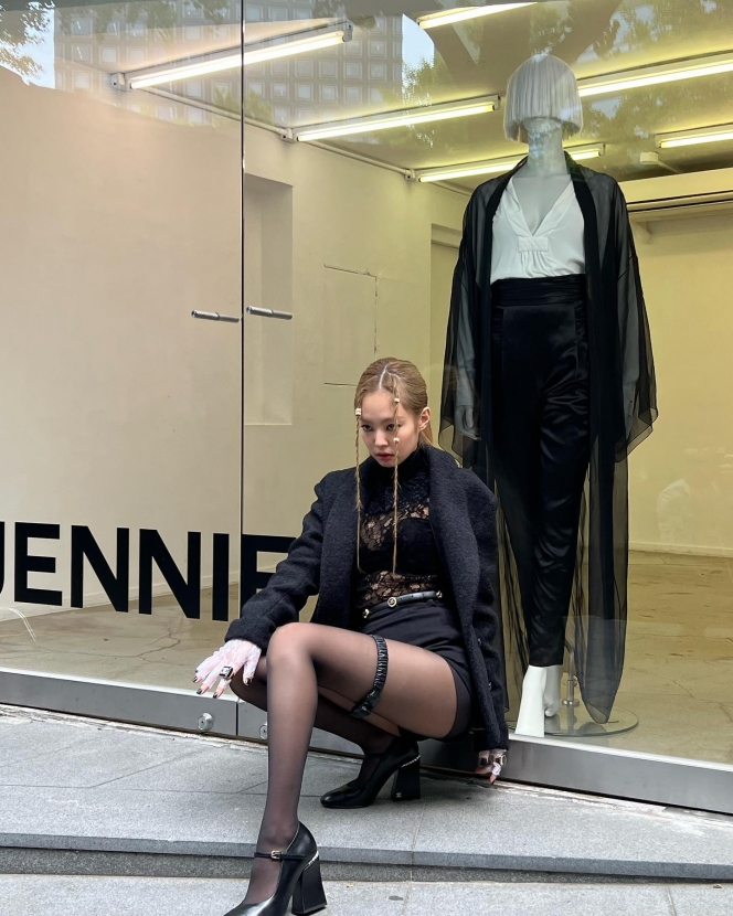 10 Potret Jennie BLACKPINK dengan Rambut Pirag Gelap, Cantik dan Menawan Banget
