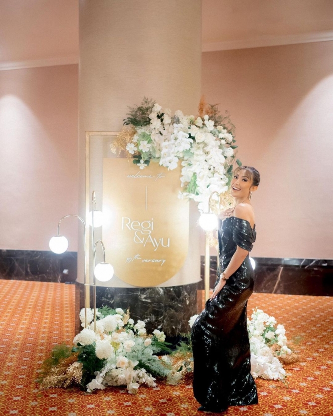 Potret Ayu Dewi Tampil Anggun dengan Gaun Emerald di Perayaan Anniversary Pernikahannya, Cetar Banget!