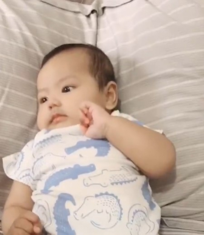 Baru Berusia 2 Bulan, Ini Potret Gemas Baby Jourell Anak Cut Meyriska yang Makin Mirip Papanya.