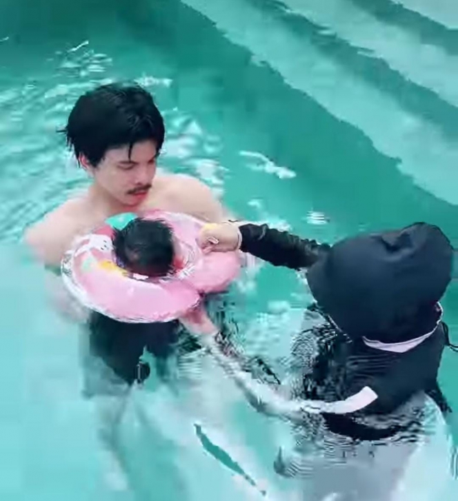7 Momen Baby Ameena Berenang di Bali Pakai Pelampung Kepala, Anteng Banget Ketemu Air