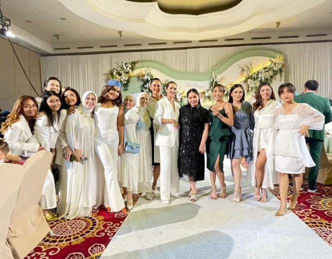 Gaya Sederet Selebriti Saat Hadiri Perayaan Anniversary Pernikahan Ayu Dewi, Ada yang Panik karena Salah Kostum!