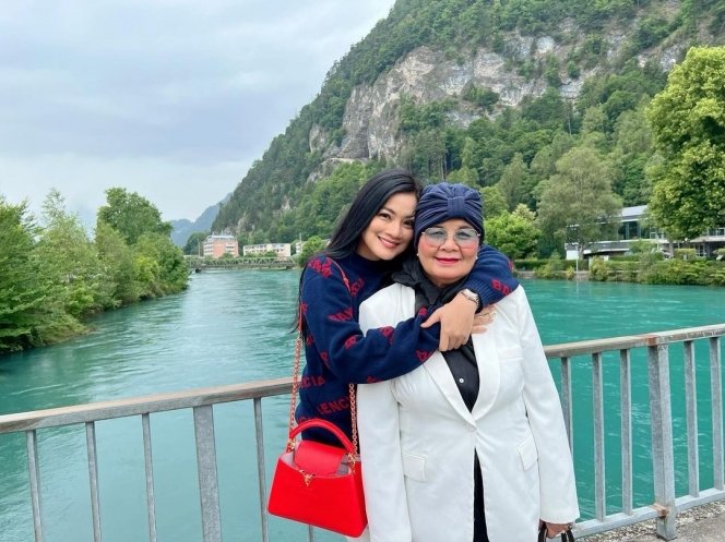 10 Potret Titi Kamal Kompak dengan Ibu Plesiran Keliling Eropa, Gayanya Bak Anak Muda!