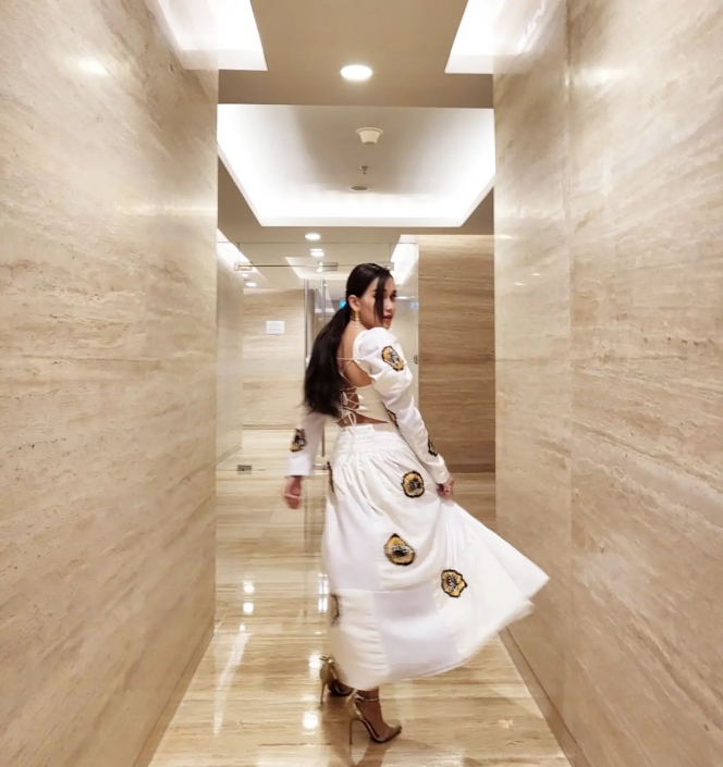 9 Pesona Ayu Ting Ting Pakai Dress Putih dengan Pamer Punggung Mulus, Cantik dan Stunning Banget!