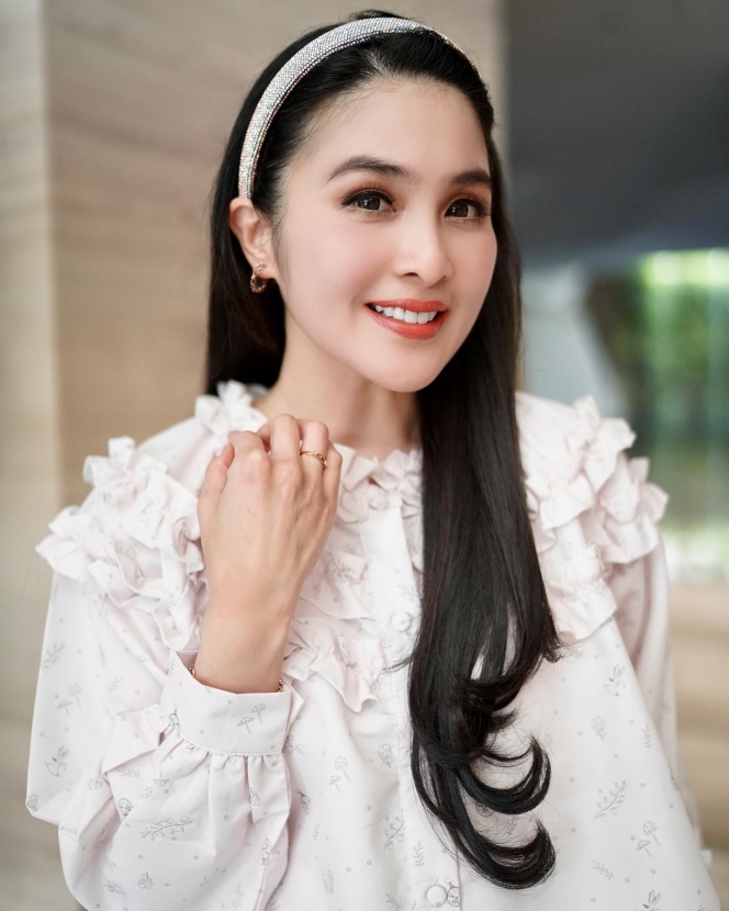 Terlihat Berisi sampai Dikira Hamil Lagi, Ini 10 Potret Terbaru Sandra Dewi yang Makin Cantik