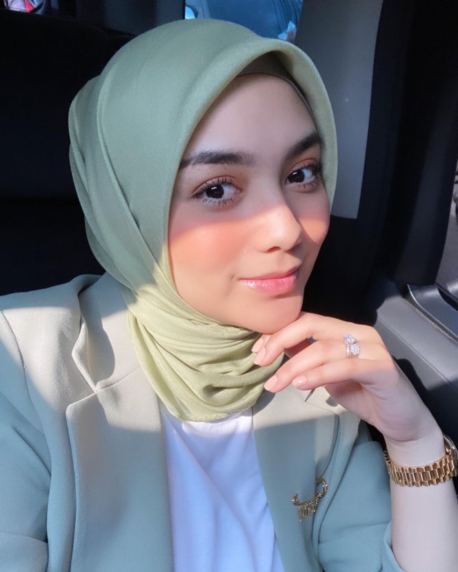 10 Inspirasi Clean Hijab Look ala Citra Kirana, Tetap Memesona Tanpa Ribet!