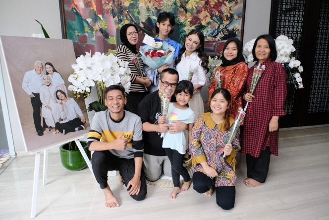 9 Potret Wisuda Virtual Rizky Langit Ramadhan Anak Rossa, Syukuran Meriah Bareng Keluarga di Rumah