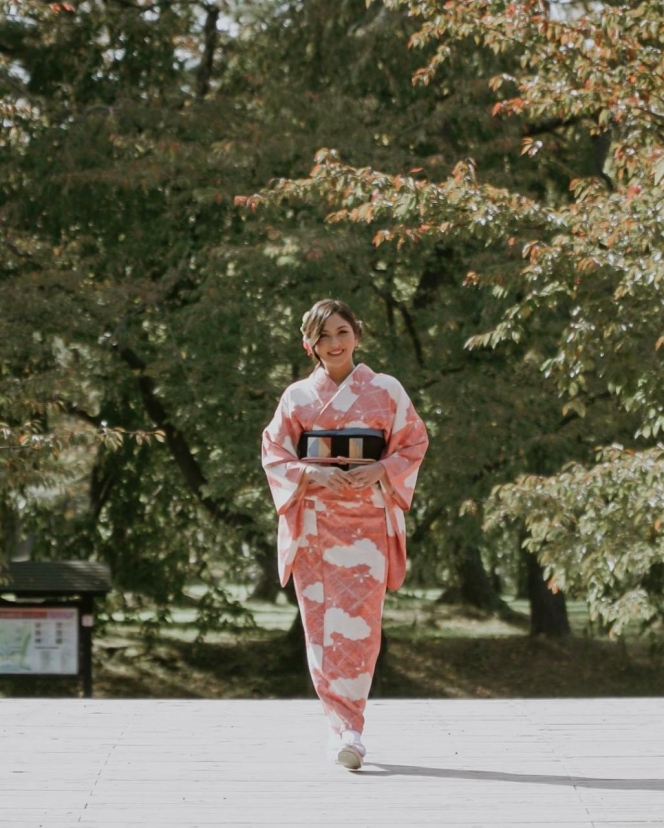 Adu Pesona Artis Tanah Air saat Pakai Kimono, Siapa Paling Menawan?