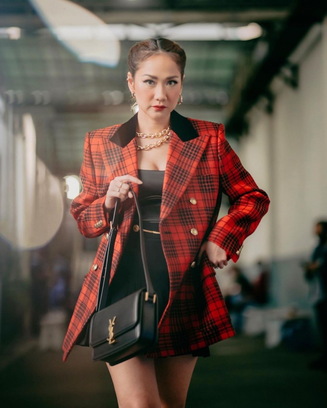 Anggun dan Berkelas, 10 Style Fashion Bunga Citra Lestari Pakai Blazer Ini Layak Ditiru