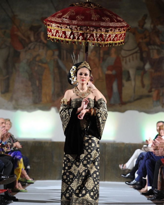10 Potret Wulan Guritno Pakai Baju Tradisional, Anggun Padukan Wajah Eropa dengan Gaya Lokal