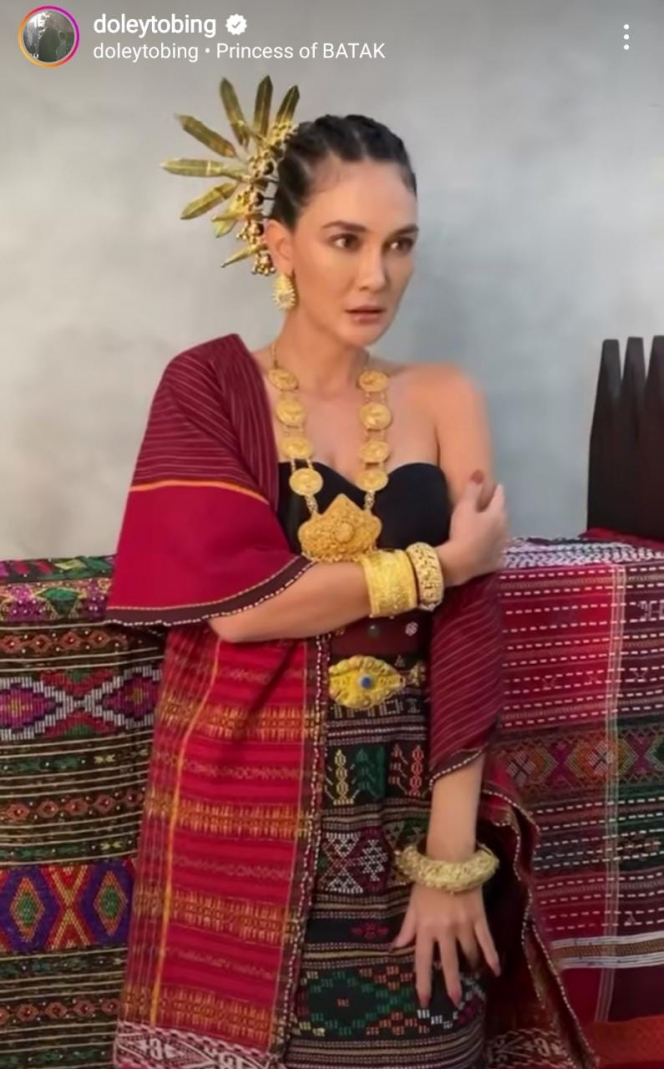 Pesona Luna Maya Dalam Balutan Baju Tradisional Nusa Tenggara Timur dan Batak yang Cantik Banget!
