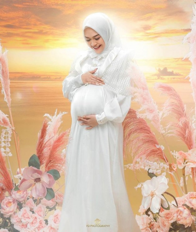 7 Potret Cantik Ria Ricis yang Makin Glowing di Usia Kehamilan 8 Bulan, Aura Keibuannya Makin Terpanar!