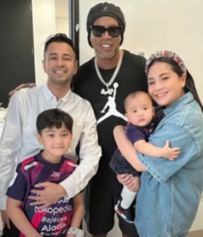 Bikin Iri Se-Indonesia Raya, Ini Potret Rayyanza Bareng Ronaldinho di Andara
