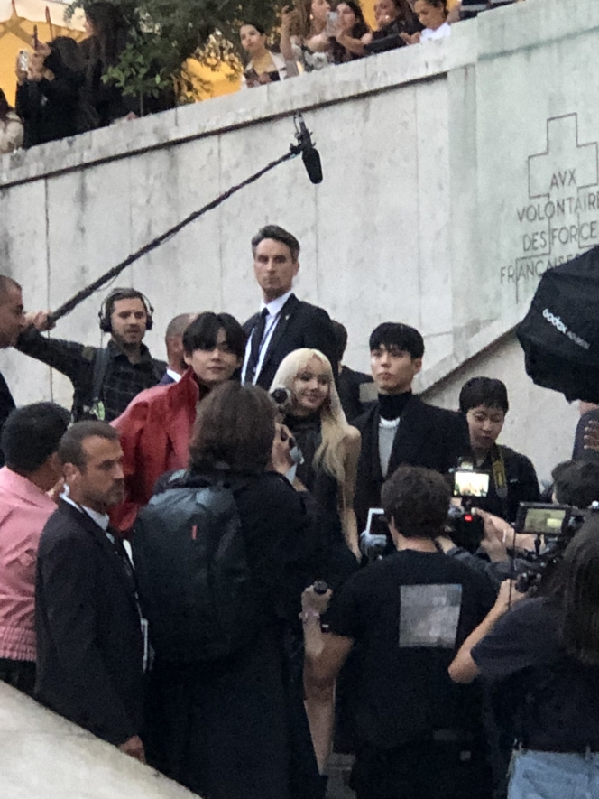 Paling Ditunggu-tunggu, Ini Potret V BTS, Lisa BlackPink dan Park Bo Gum Satu Frame di Paris