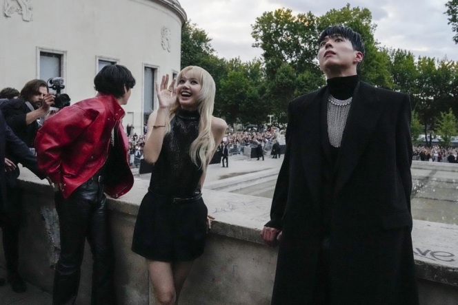 Paling Ditunggu-tunggu, Ini Potret V BTS, Lisa BlackPink dan Park Bo Gum Satu Frame di Paris