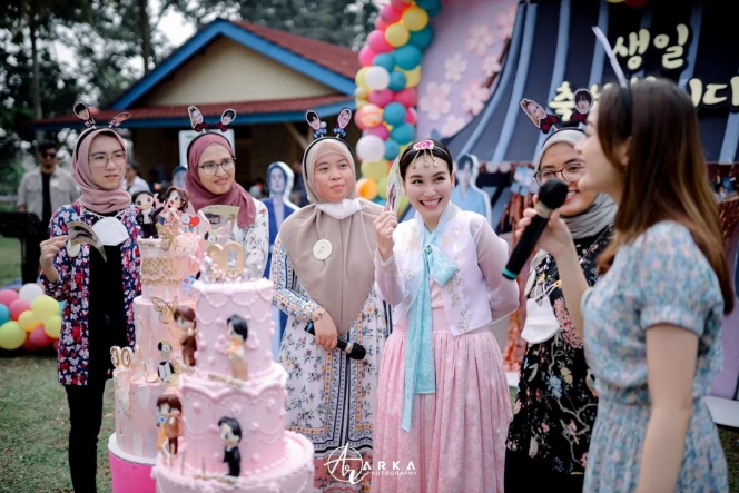 12 Momen Surprise Terbaru Ulang Tahun Ayu Ting Ting, Pakai Hanbok dan Ditemani Standee BTS
