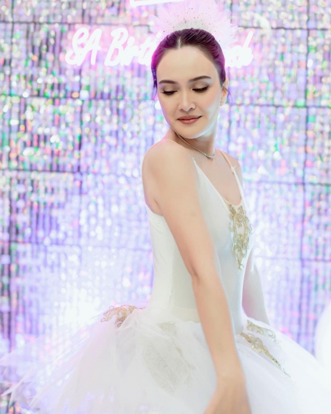 Potret Detail Gaun Ballerina Shandy Aulia Saat Ulang Tahun, Mewah dengan Aksen Warna Emas