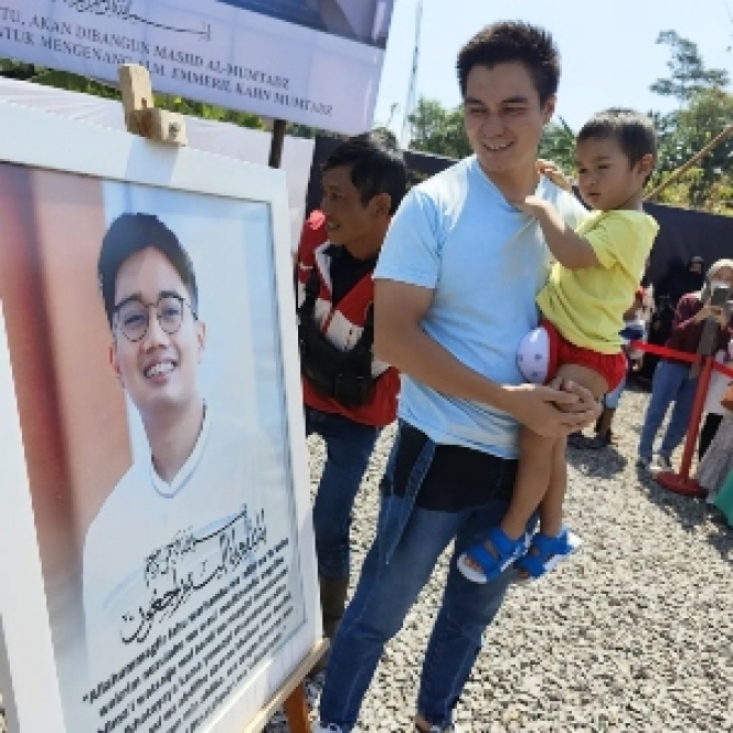 7 Potret Baim Wong dan Anaknya Ziarah ke Makam Eril, Gaya Kiano yang Baru Sunat Curi Perhatian!