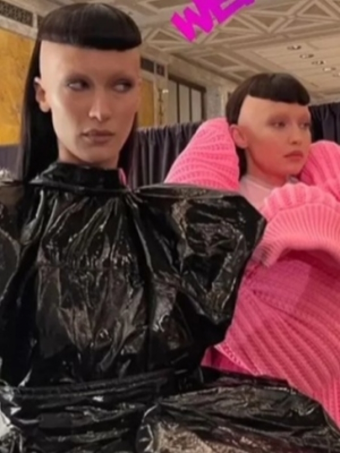 Potret Gigi dan Bella Hadid Tampil Nyeleneh di Marc Jacobs Fashion Show, Rambut Mulet dan Botak di Sisi Samping