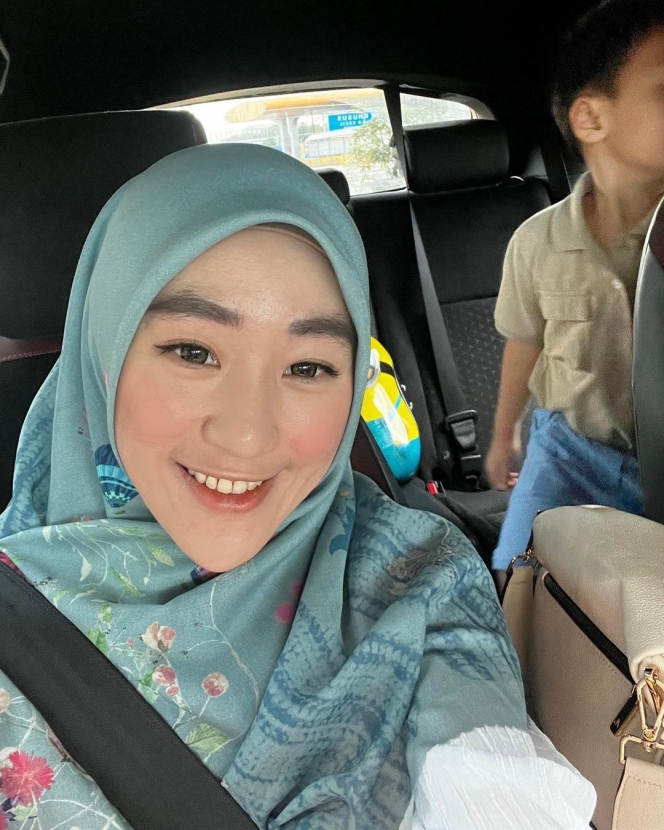 10 Foto Selfie Larissa Chou yang Kini Berstatus Single Mom, Dagu Lancipnya Curi Perhatian