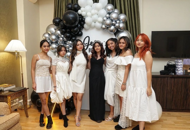 10 Perayaan Sweet Seventeen Jemima Anak Novita Angie, Anggun Pakai Dress Hitam dan Mahkota