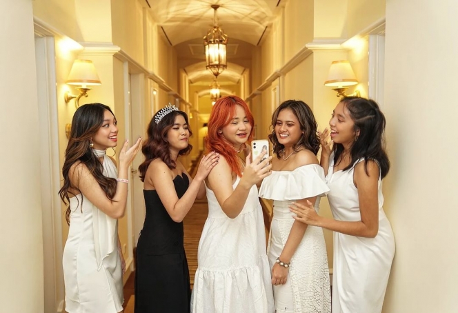 10 Perayaan Sweet Seventeen Jemima Anak Novita Angie, Anggun Pakai Dress Hitam dan Mahkota