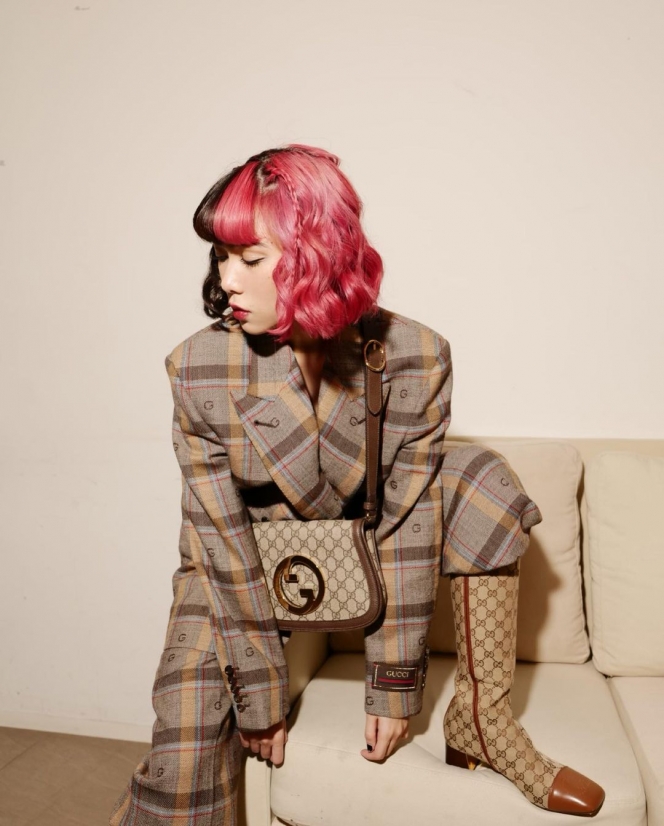Potret OOTD Isyana Sarasvati Pakai Outfit Gucci, Menawan dengan Rambut Dua Warna!