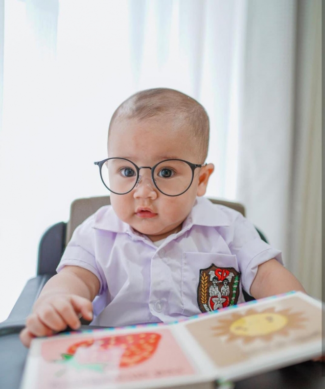 Bak Siswa Rajin, Ini Potret Cipung Pakai Seragam Sekolah dengan Kacamata yang Gemesin Banget!