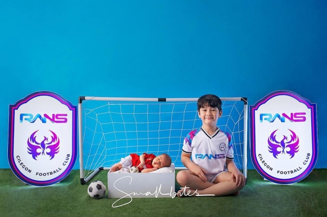 10 Potret Anak Selebiti Pakai Jersey Bola, Ameena Super Gemas Pakai Club Kecintaan sang Ayah