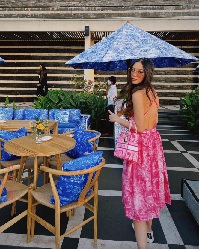 10 Potret Alyssa Daguise di Event Pop Up Store DIOR di Bali, Cantik Pakai Dress Backless Pamer Punggung