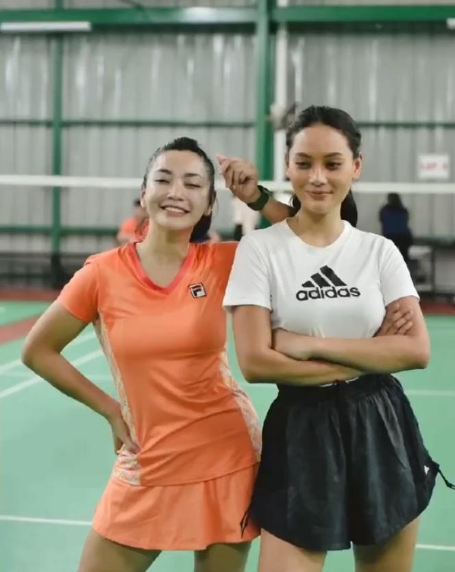 Bakal Lawan Raisa-Anya Geraldine, Ini 10 Potret Hesti Purwadinata dan Erika Carlina Latihan Badminton