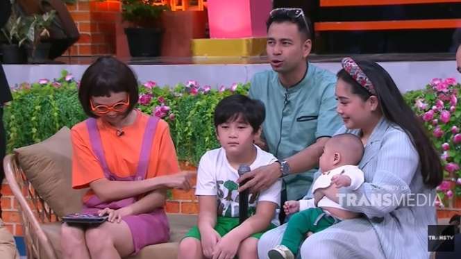 Detik-detik Rafathar Beri Rayyanza Upil Saat Live di TV, Bikin Satu Studio Ngakak