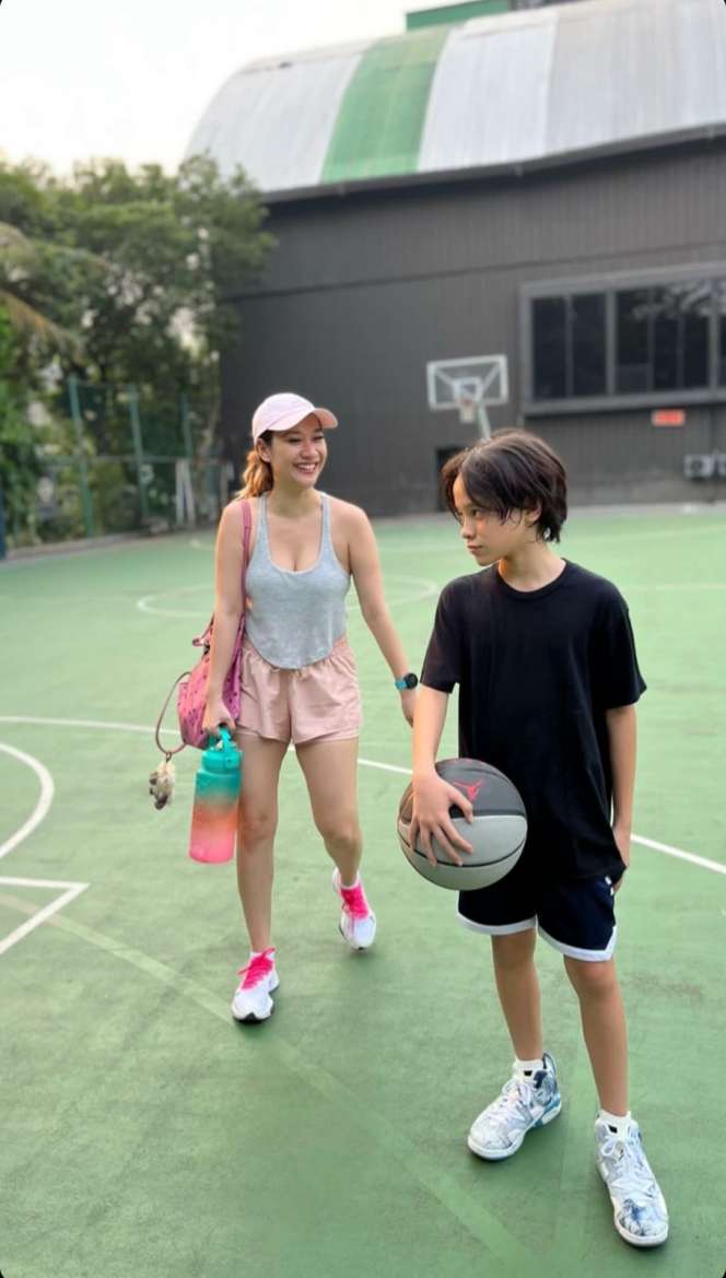 Tampil Sporty, Ini Potret Kece Bunga Citra Lestari Saat Temani Noah Sinclair Latihan Basket