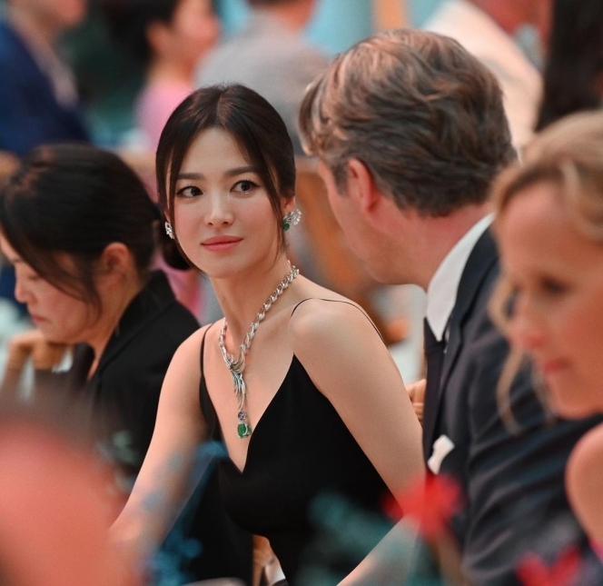 Song Hye Kyo Hadiri Acara Brand Chaumet di Paris, Tampil Elegan dengan Outfit Serba Hitam