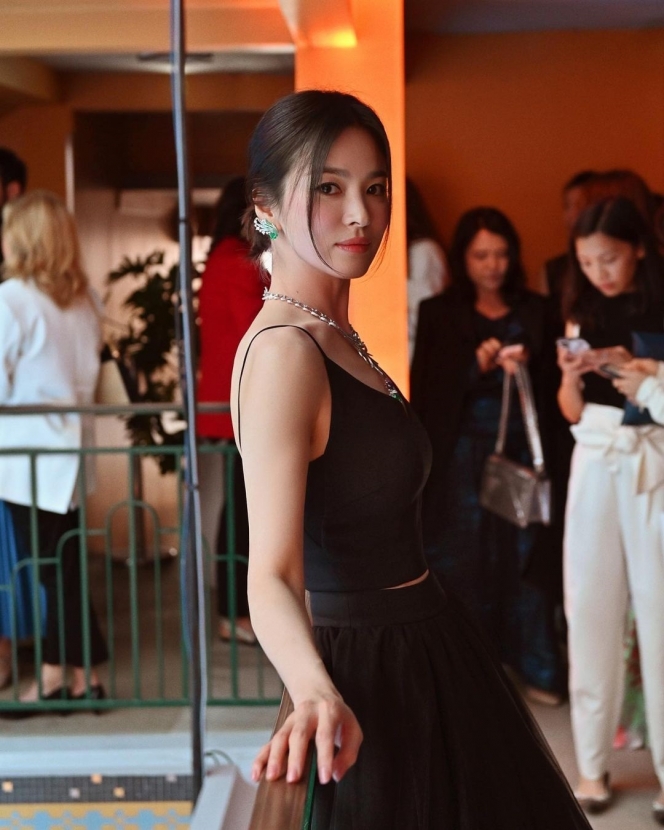 Song Hye Kyo Hadiri Acara Brand Chaumet di Paris, Tampil Elegan dengan Outfit Serba Hitam