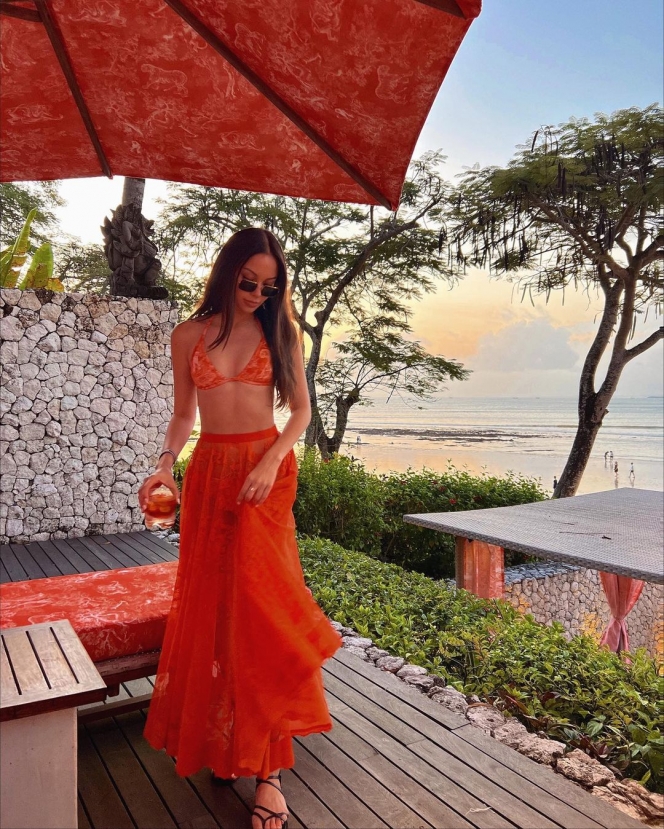 Potret Body Goals Alyssa Daguise yang Kenakan Swim Suit Two Piece saat Event Dior di Bali