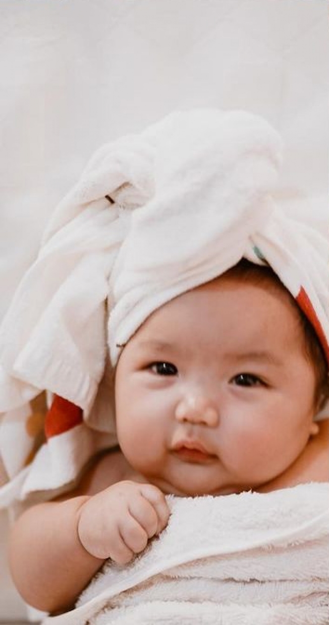 7 Potret Baby Xarena Anak Siti Bariah Ikat Handuk di Kepala, Gayanya yang Sadar Kamera Gemes Banget!