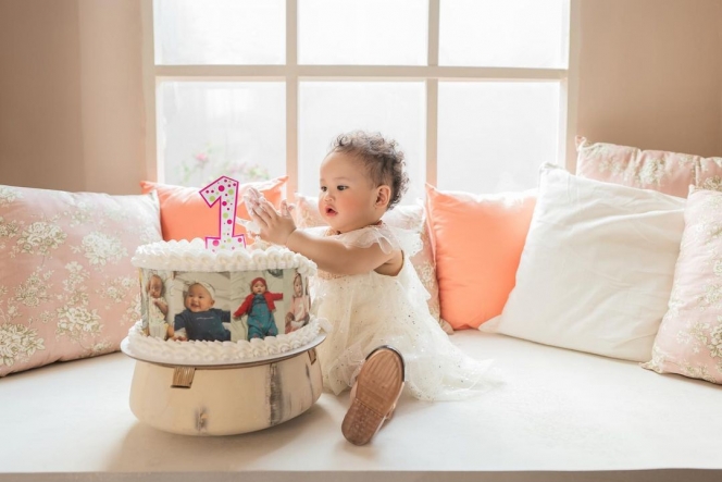 10 Photoshoot Baby Aiko Anak Bungsu Wendy Cagur dengan Kue Ulang Tahun Pertamanya, Rambut Keritingnya Lucu Banget!