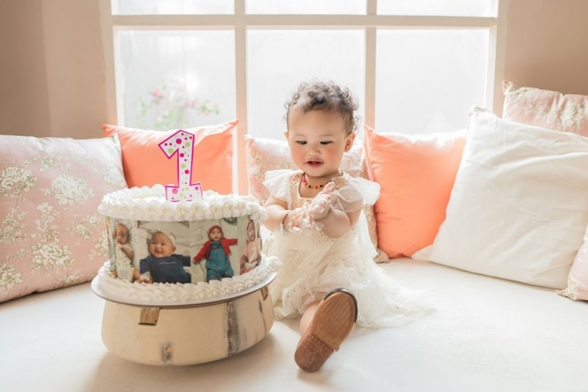 10 Photoshoot Baby Aiko Anak Bungsu Wendy Cagur dengan Kue Ulang Tahun Pertamanya, Rambut Keritingnya Lucu Banget!