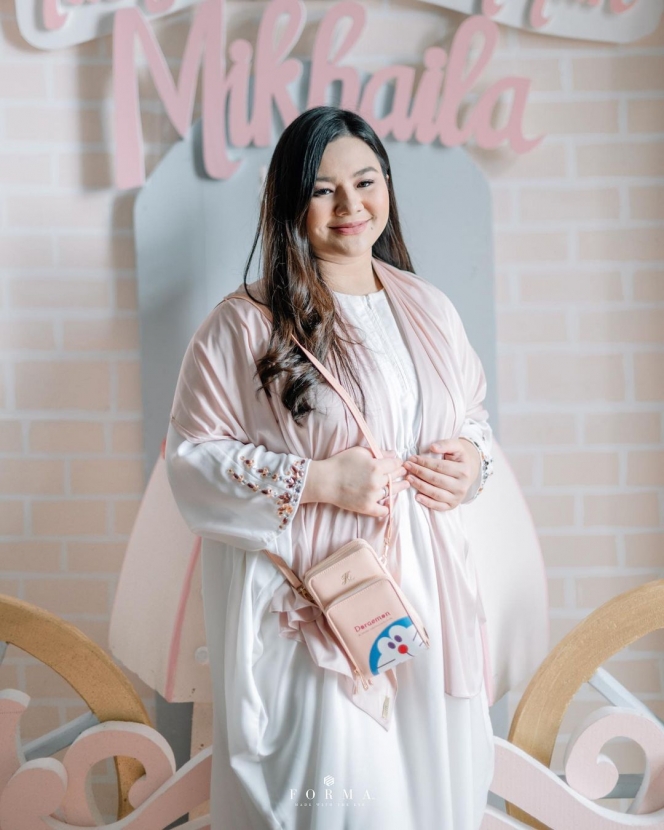 10 Potret Perayaan Aqiqah Mikhaila Anak Eriska Rein, Syahdu Dihiasi Dekor Unik Nuansa Soft Pink
