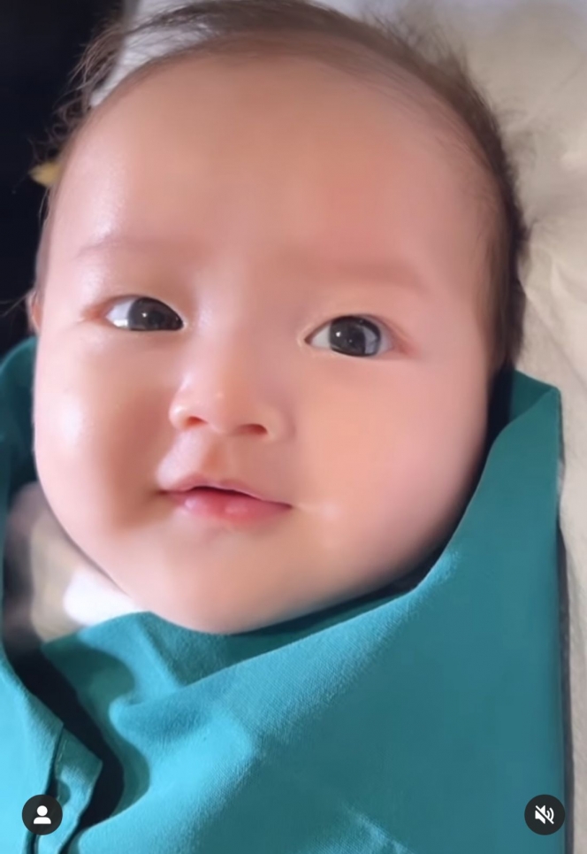 11 Potret Baby Jourell saat Disunat, Anteng Banget Malah Lempar Senyuman ke Cut Meyriska