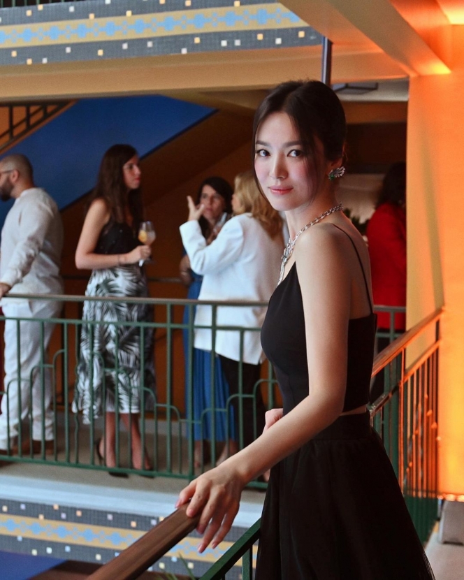 Potret Memukau Song Hye Kyo Pakai Gaun Warna Hitam, Pesonanya Tak Lekang Oleh Waktu